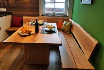 Sitzbank in Eiche massiv mit Naturkante