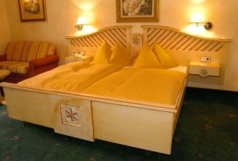 Schlafzimmer aus Massivholz