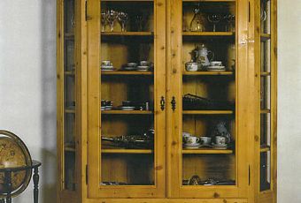Vitrinenschrank