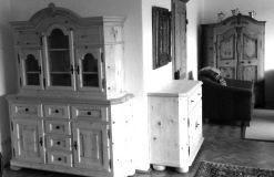 Zirbenschrank mit Aufsatz und Kommode
