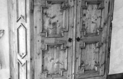 aufwendiger Schrank in altem Fichtenholz mit Geheimladen