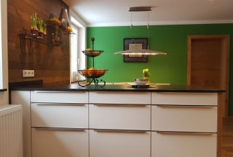 Elegante Küche mit Arbeitsplatte in Granit Coffee Brown satiniert